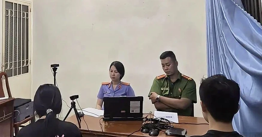 Khởi tố thanh niên dùng clip nhạy cảm tống tiền, xâm hại bé gái 13 tuổi Khởi tố thanh niên dùng clip nhạy cảm tống tiền, xâm hại bé gái 13 tuổi