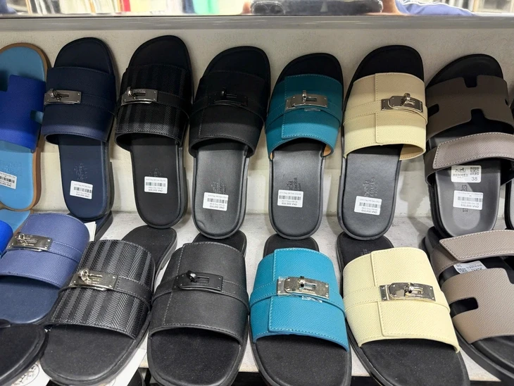 Khởi tố vợ chồng chủ cửa hàng 'Chí Phát Luxury' bán Gucci, Hermes, Rolex... giả Khởi tố vợ chồng chủ cửa hàng 'Chí Phát Luxury' bán Gucci, Hermes, Rolex... giả