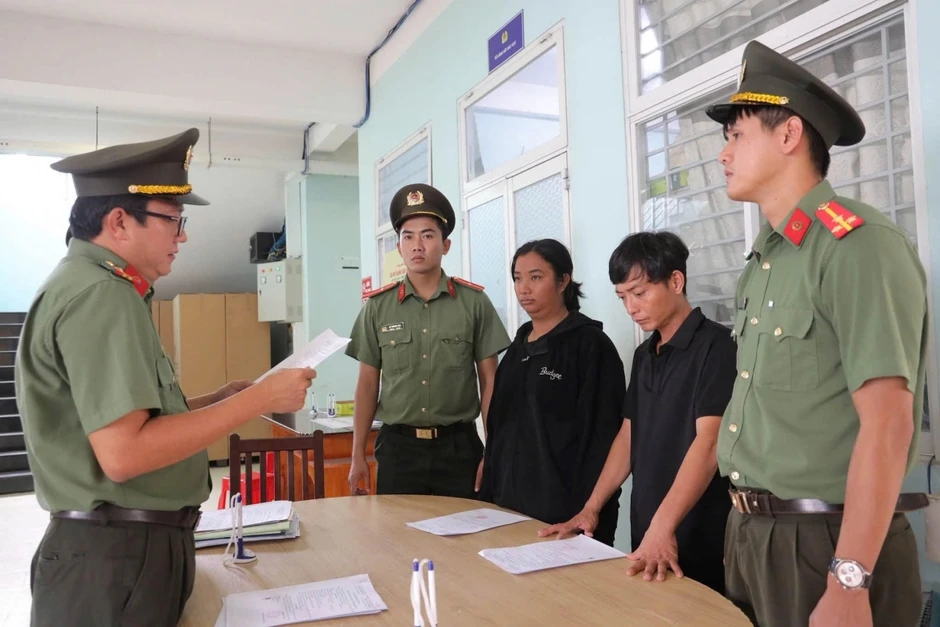 Khởi tố vợ chồng giám đốc công ty tổ chức cho người nước ngoài ở lại trái phép Khởi tố vợ chồng giám đốc công ty tổ chức cho người nước ngoài ở lại trái phép