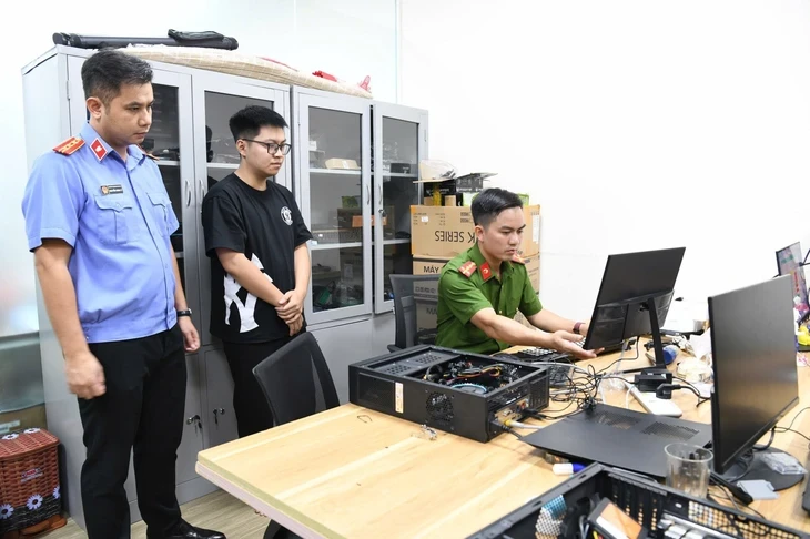 Khởi tố vụ án đầu tiên trên cả nước liên quan dùng Windows và Microsoft Office lậu Khởi tố vụ án đầu tiên trên cả nước liên quan dùng Windows và Microsoft Office lậu