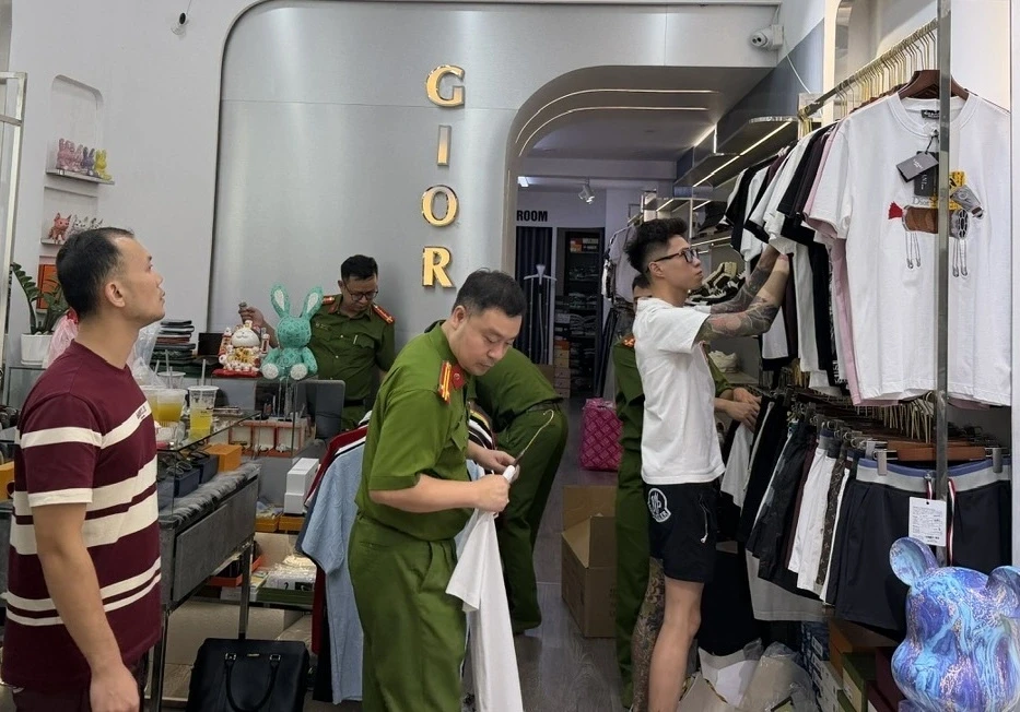 Khởi tố vụ án giả mạo các nhãn hiệu nổi tiếng Louis VuiTinVinan, Gucci, Dior Khởi tố vụ án giả mạo các nhãn hiệu nổi tiếng Louis VuiTinVinan, Gucci, Dior
