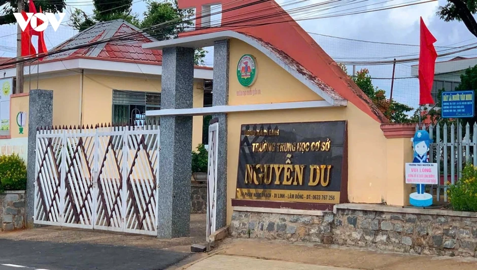 Khởi tố vụ án liên quan nam sinh lớp 8 tự tử nghi do bạo lực học đường Khởi tố vụ án liên quan nam sinh lớp 8 tự tử nghi do bạo lực học đường