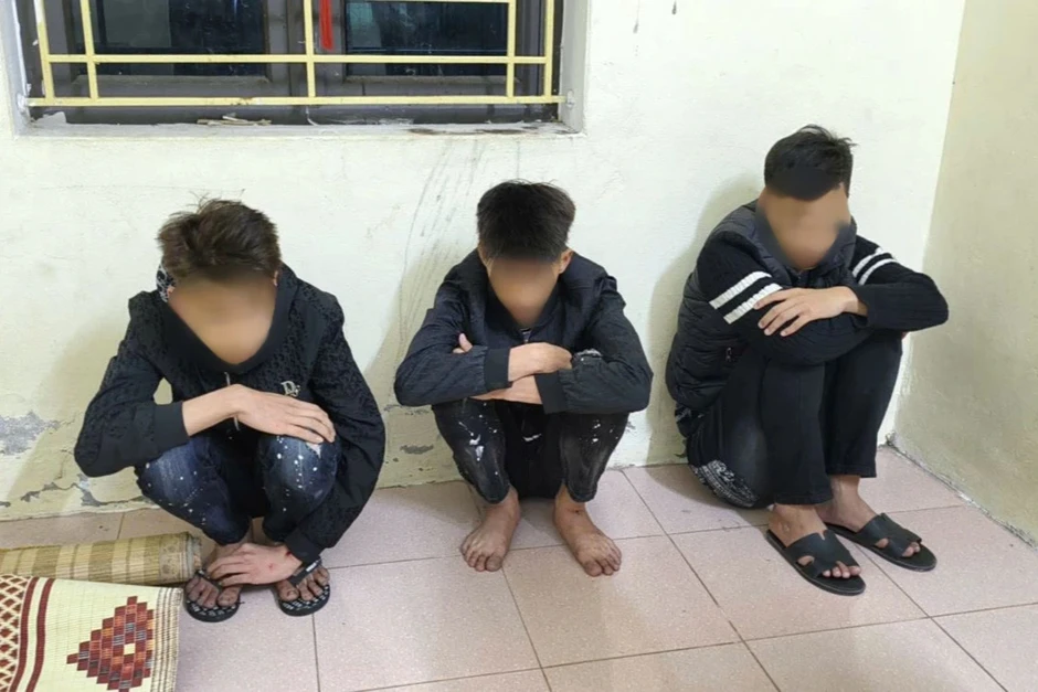 Khởi tố vụ án nhóm "quái xế" lao xe vào rào chắn của cảnh sát Khởi tố vụ án nhóm "quái xế" lao xe vào rào chắn của cảnh sát