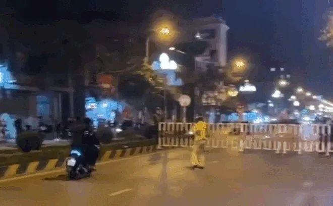Khởi tố vụ án nhóm "quái xế" lao xe vào rào chắn của cảnh sát Khởi tố vụ án nhóm "quái xế" lao xe vào rào chắn của cảnh sát