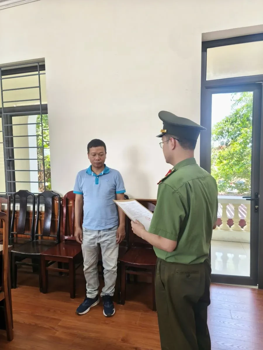 Khởi tố vụ án sử dụng trái phép vũ khí quân dụng từ vụ chém người tại quán bia Khởi tố vụ án sử dụng trái phép vũ khí quân dụng từ vụ chém người tại quán bia