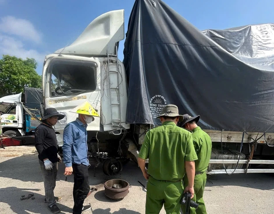 Khởi tố vụ án xe tải rơi từ núi Tà Zôn làm 3 người tử vong Khởi tố vụ án xe tải rơi từ núi Tà Zôn làm 3 người tử vong