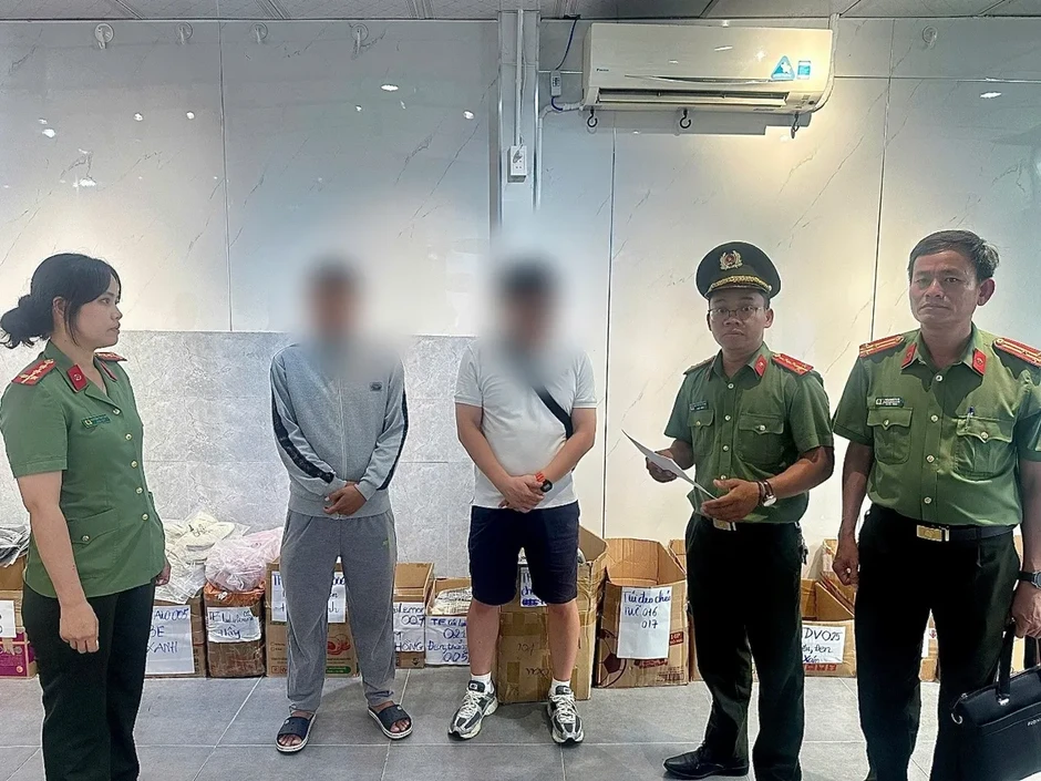 Khởi tố vụ buôn bán hàng nghìn sản phẩm giả nhãn hiệu nổi tiếng ở Đà Nẵng Khởi tố vụ buôn bán hàng nghìn sản phẩm giả nhãn hiệu nổi tiếng ở Đà Nẵng