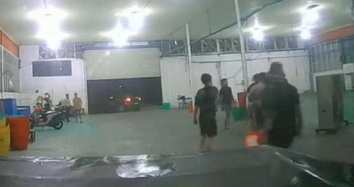 Khởi tố vụ rượt đuổi, hành hung dã man thương lái mua sầu riêng tại Đồng Tháp Khởi tố vụ rượt đuổi, hành hung dã man thương lái mua sầu riêng tại Đồng Tháp