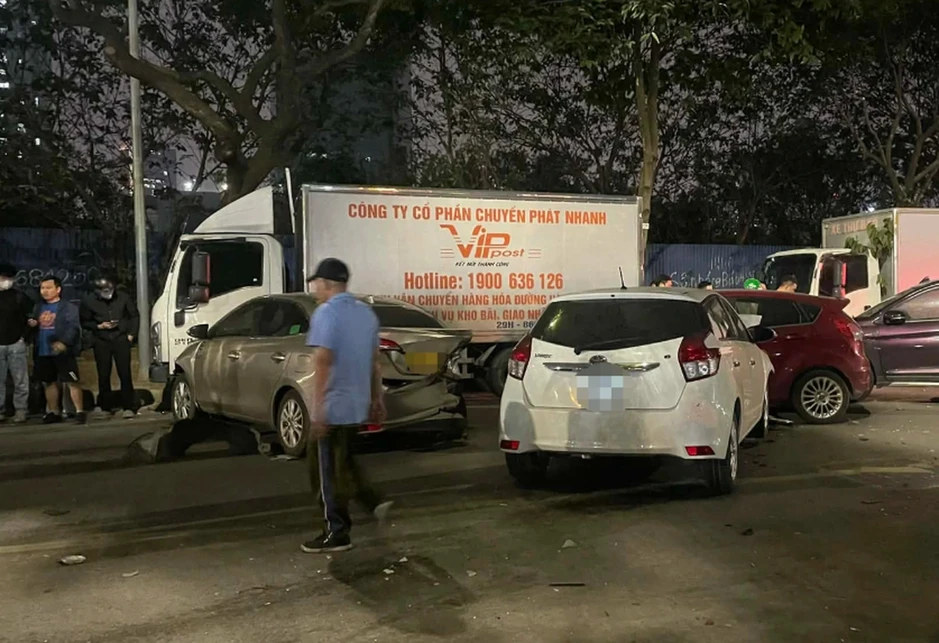 Khởi tố vụ tai nạn liên hoàn trên phố Nguyễn Chánh làm một phụ nữ tử vong Khởi tố vụ tai nạn liên hoàn trên phố Nguyễn Chánh làm một phụ nữ tử vong