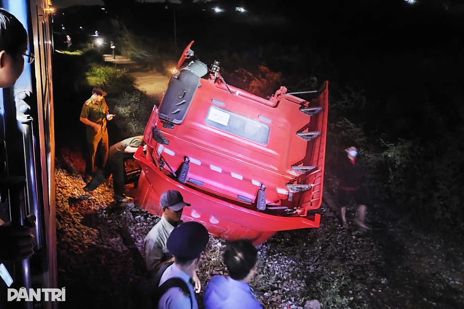 Khởi tố vụ xe đầu kéo vượt rào chắn bị tàu hỏa tông đứt đôi