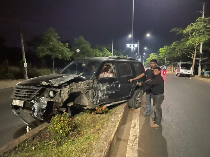 Không biết lái vẫn trộm ô tô, 2 thanh niên gây tai nạn rồi trèo cây trốn Không biết lái vẫn trộm ô tô, 2 thanh niên gây tai nạn rồi trèo cây trốn