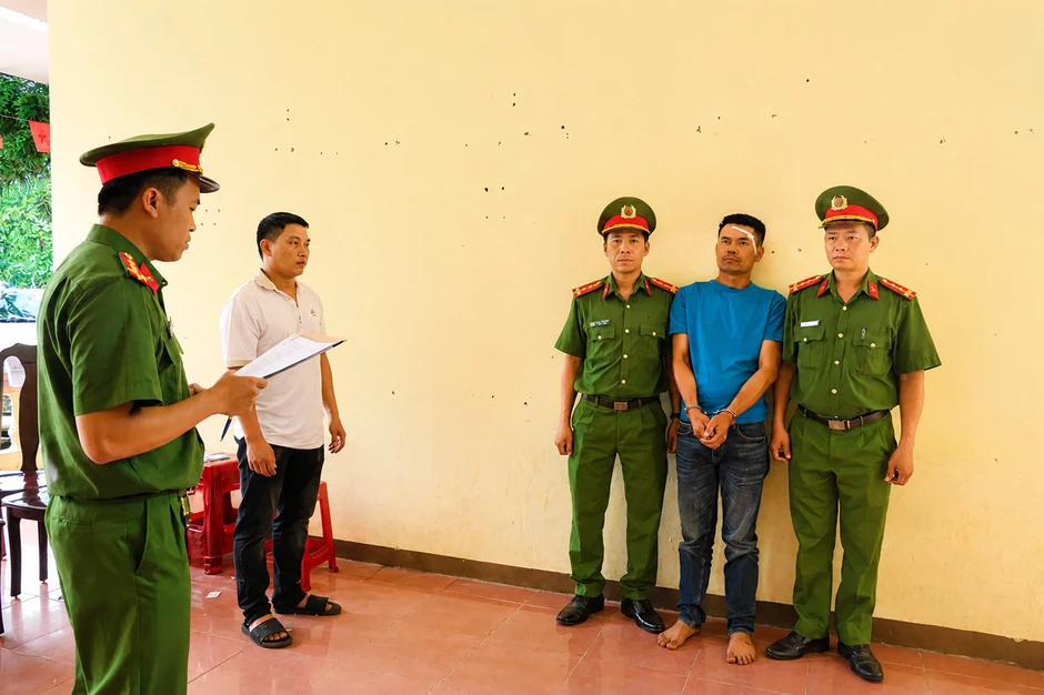 Khống chế đối tượng chém hai cán bộ công an xã bị thương rồi cố thủ trong nhà gần 3 giờ Khống chế đối tượng chém hai cán bộ công an xã bị thương rồi cố thủ trong nhà gần 3 giờ
