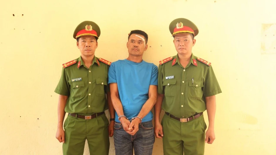 Khống chế kẻ chém 2 công an rồi cầm rựa cố thủ trong nhà Khống chế kẻ chém 2 công an rồi cầm rựa cố thủ trong nhà