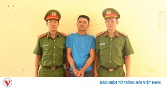 Khống chế kẻ chém 2 công an rồi cầm rựa cố thủ trong nhà