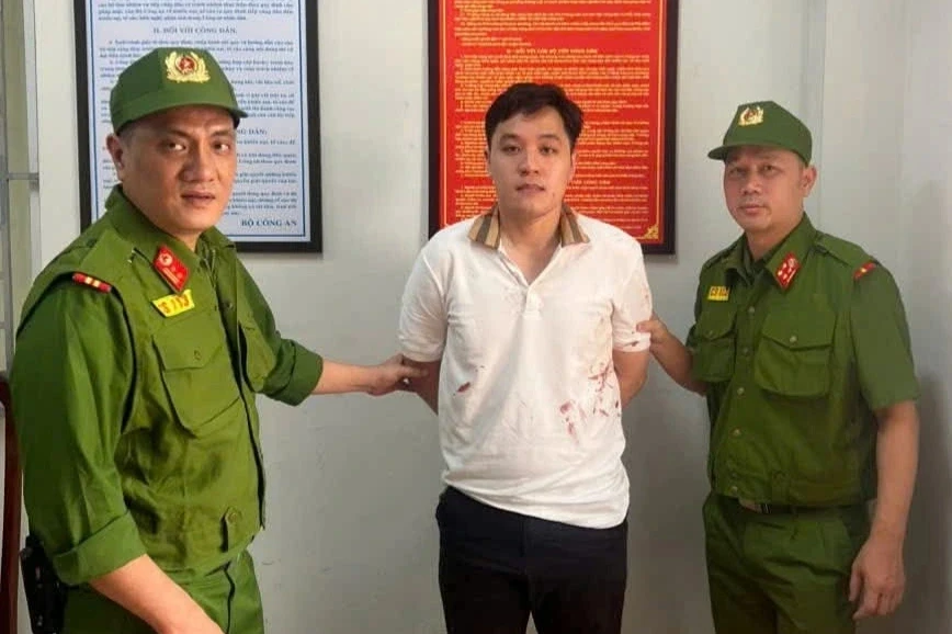 Khống chế nam thanh niên dùng hung khí tấn công tài xế xe ghép ở Linh Đàm