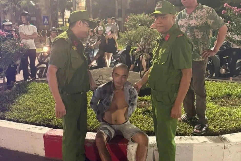 Khống chế người đàn ông cầm dao phay đe dọa người đi đường ở Tây Hồ Khống chế người đàn ông cầm dao phay đe dọa người đi đường ở Tây Hồ