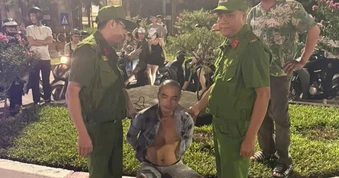Khống chế người đàn ông cầm dao phay đe dọa người đi đường ở Tây Hồ