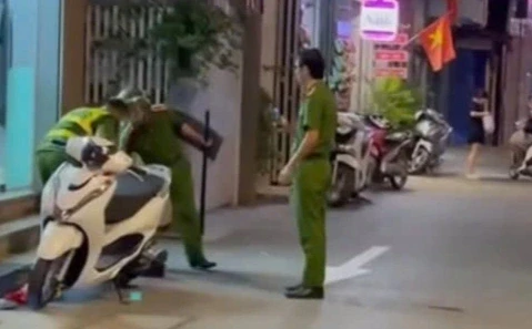 Khống chế người đàn ông nước ngoài đập phá đồ đạc, đánh người ở Tây Hồ Khống chế người đàn ông nước ngoài đập phá đồ đạc, đánh người ở Tây Hồ