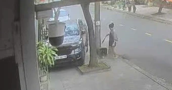 Khống chế người phụ nữ có hành động lạ trên đường phố