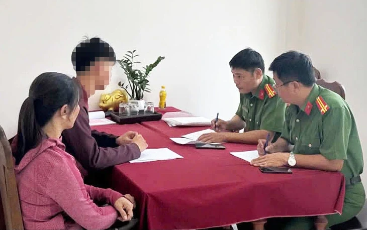 Không đội mũ bảo hiểm, buông cả 2 tay nằm dài trên yên khi lái xe máy trên đường Không đội mũ bảo hiểm, buông cả 2 tay nằm dài trên yên khi lái xe máy trên đường