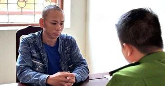 Không xin được dữ liệu camera, đốt chai xăng ném vào cổng nhà nghỉ