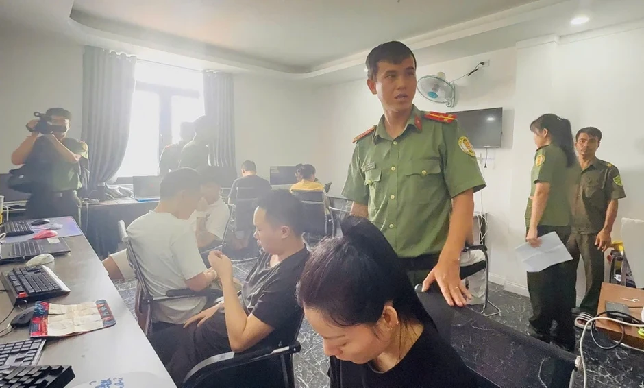 Kiểm tra 2 người dương tính ma túy, Công an TP.HCM triệt phá đường dây lừa đảo xuyên quốc gia Kiểm tra 2 người dương tính ma túy, Công an TP.HCM triệt phá đường dây lừa đảo xuyên quốc gia