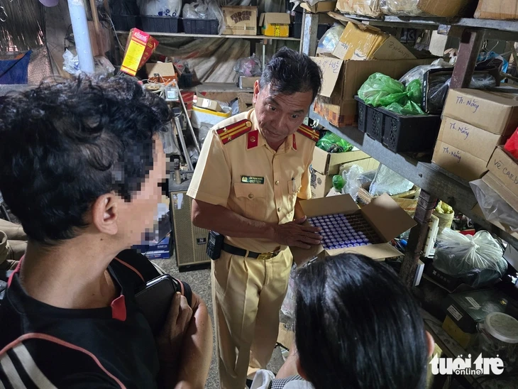 Kiểm tra cơ sở có dấu hiệu 'độ chế' xe đạp điện ở xã Bà Điểm sau phản ánh của Tuổi Trẻ
