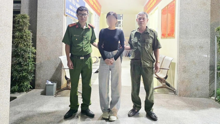 Kiểm tra cư trú, Công an Hà Nội bắt gọn nữ quái bị truy nã về án ma túy Kiểm tra cư trú, Công an Hà Nội bắt gọn nữ quái bị truy nã về án ma túy