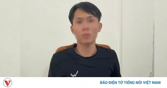 Kiểm tra điện thoại giúp đồng nghiệp, lén chuyển tiền về tài khoản của mình