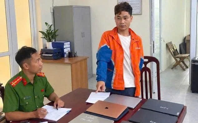 Kiểm tra một căn nhà lúc 22 giờ, công an bắt quả tang Nguyễn Thị Kim H. 52 tuổi và 9 người Kiểm tra một căn nhà lúc 22 giờ, công an bắt quả tang Nguyễn Thị Kim H. 52 tuổi và 9 người