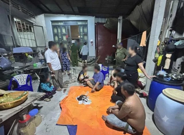 Kiểm tra một căn nhà lúc 22 giờ, công an bắt quả tang Nguyễn Thị Kim H. 52 tuổi và 9 người Kiểm tra một căn nhà lúc 22 giờ, công an bắt quả tang Nguyễn Thị Kim H. 52 tuổi và 9 người