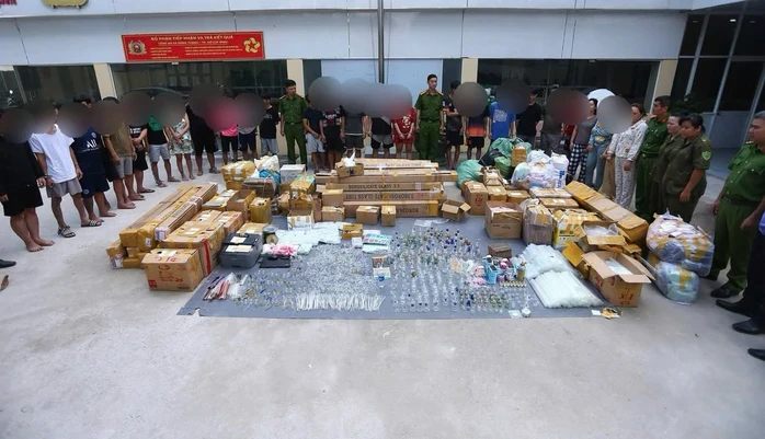 Kiểm tra một khách sạn, Công an TPHCM phối hợp bắt giữ 30 người Kiểm tra một khách sạn, Công an TPHCM phối hợp bắt giữ 30 người