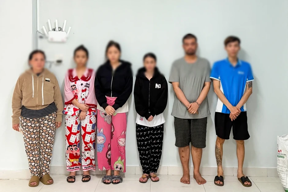 Kiểm tra nhà nghỉ, phát hiện 13 người tụ tập nghi sử dụng trái phép chất ma túy Kiểm tra nhà nghỉ, phát hiện 13 người tụ tập nghi sử dụng trái phép chất ma túy
