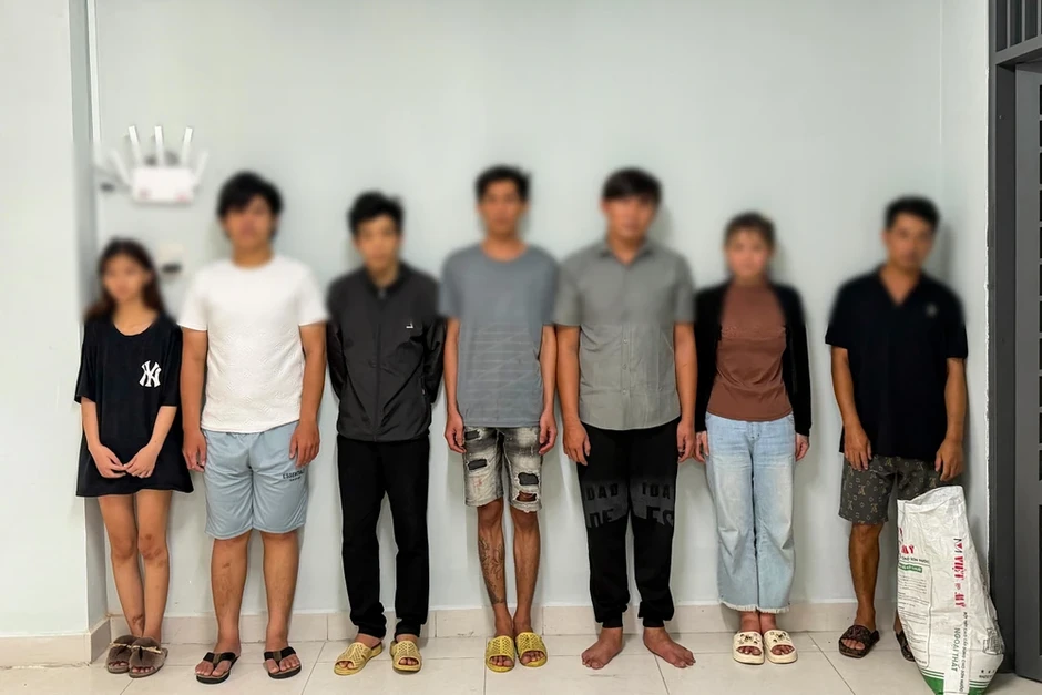 Kiểm tra nhà nghỉ, phát hiện 13 người tụ tập nghi sử dụng trái phép chất ma túy Kiểm tra nhà nghỉ, phát hiện 13 người tụ tập nghi sử dụng trái phép chất ma túy