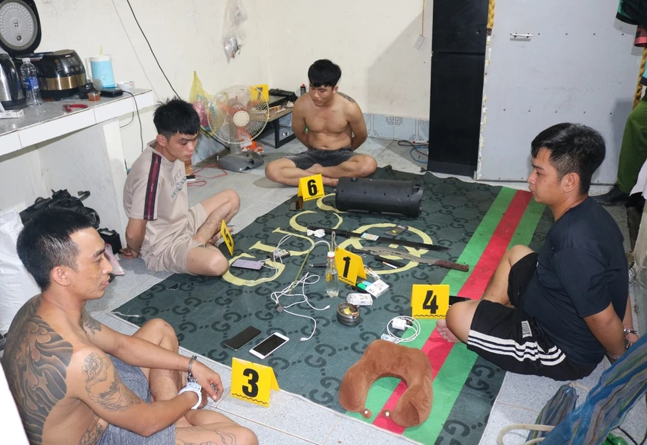 Kiểm tra nhà trọ lúc 21 giờ, công an bắt Vũ Ngọc Quý SN 1993 Kiểm tra nhà trọ lúc 21 giờ, công an bắt Vũ Ngọc Quý SN 1993