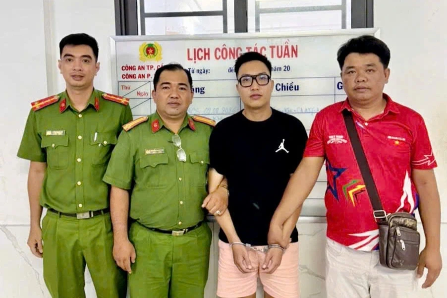 Kiểm tra nhân khẩu tại căn hộ cho thuê, phát hiện đối tượng trốn truy nã Kiểm tra nhân khẩu tại căn hộ cho thuê, phát hiện đối tượng trốn truy nã