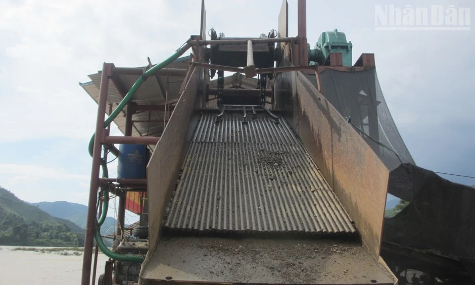Kiểm tra, phát hiện khai thác cát ngoài vị trí được cấp phép tại Sơn La Kiểm tra, phát hiện khai thác cát ngoài vị trí được cấp phép tại Sơn La