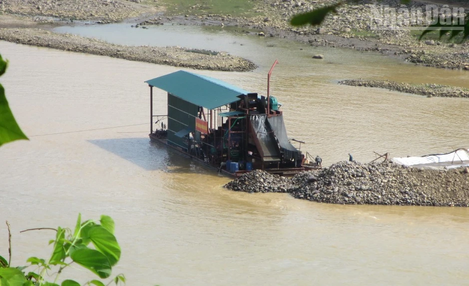 Kiểm tra, phát hiện khai thác cát ngoài vị trí được cấp phép tại Sơn La Kiểm tra, phát hiện khai thác cát ngoài vị trí được cấp phép tại Sơn La