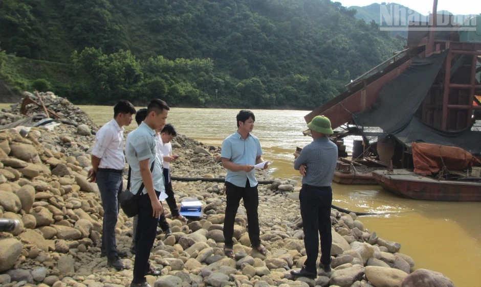Kiểm tra, phát hiện khai thác cát ngoài vị trí được cấp phép tại Sơn La Kiểm tra, phát hiện khai thác cát ngoài vị trí được cấp phép tại Sơn La