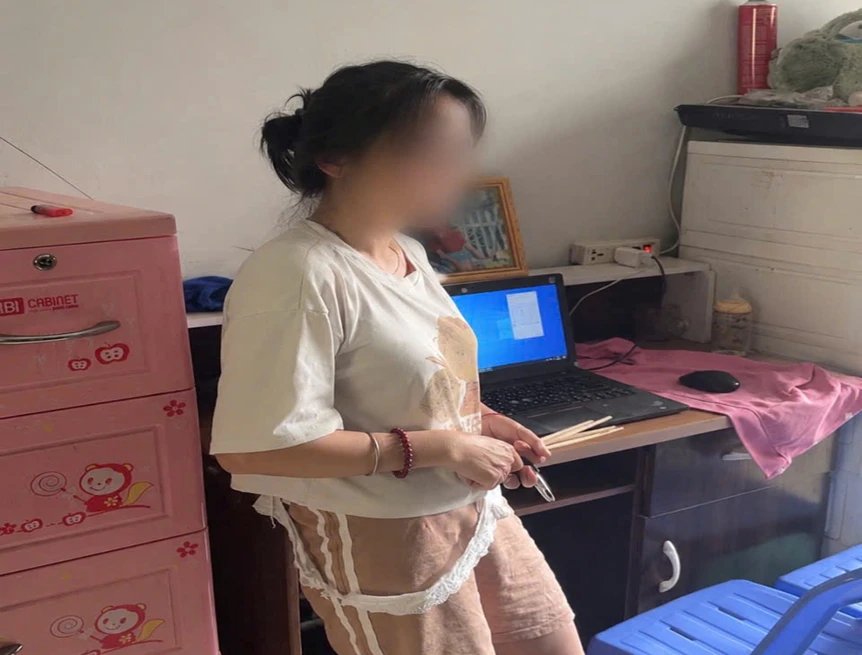 Kiểm tra phòng trọ, công an phát hiện người phụ nữ SN 1987 thực hiện hàng nghìn cuộc gọi, nhận hơn 300.000 đồng/ngày Kiểm tra phòng trọ, công an phát hiện người phụ nữ SN 1987 thực hiện hàng nghìn cuộc gọi, nhận hơn 300.000 đồng/ngày