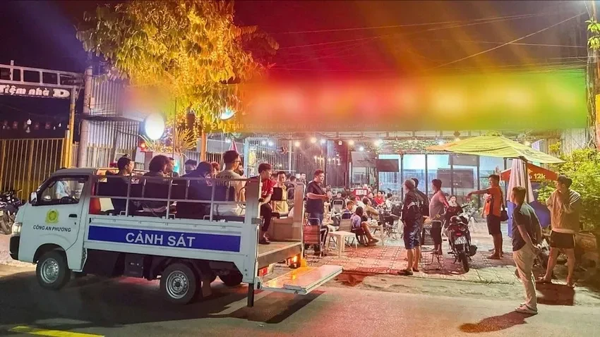 Kiểm tra quán cà phê ở Cần Thơ, bắt quả tang 14 người cá độ qua mạng Kiểm tra quán cà phê ở Cần Thơ, bắt quả tang 14 người cá độ qua mạng