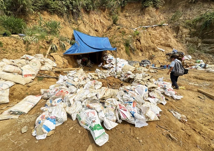 Kiểm tra, truy quét khai thác vàng trái phép ở Hố Nước Kiểm tra, truy quét khai thác vàng trái phép ở Hố Nước