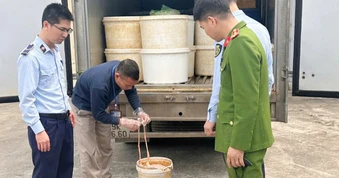 Kiểm tra xe tải, công an phát hiện hơn 1 tấn lòng lợn đang phân hủy