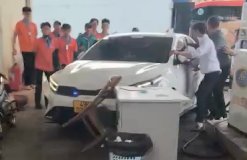 Kinh hoàng nam thanh niên lao ô tô tông thẳng vào nhiều người sau cuộc ẩu đả ở Đà Lạt Kinh hoàng nam thanh niên lao ô tô tông thẳng vào nhiều người sau cuộc ẩu đả ở Đà Lạt