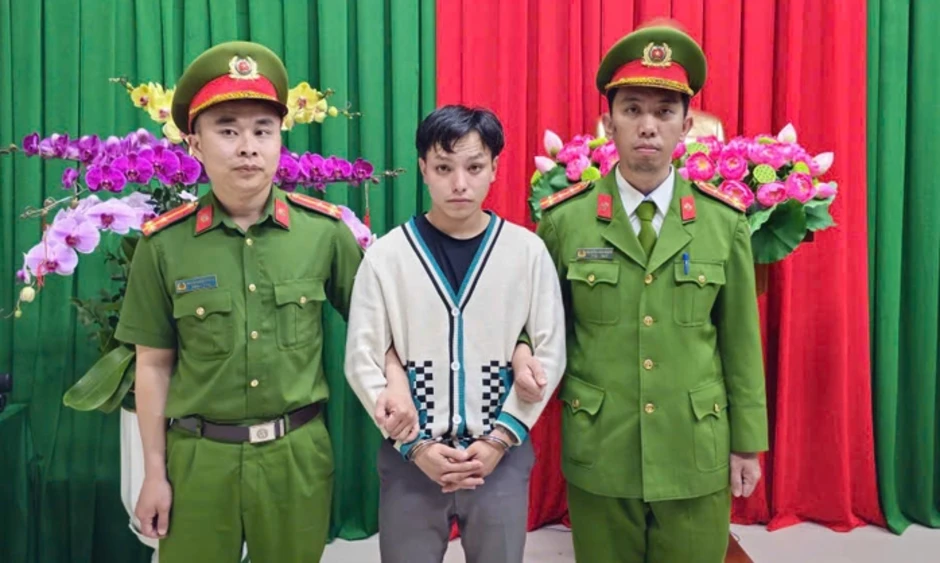 Kinh hoàng nam thanh niên lao ô tô tông thẳng vào nhiều người sau cuộc ẩu đả ở Đà Lạt Kinh hoàng nam thanh niên lao ô tô tông thẳng vào nhiều người sau cuộc ẩu đả ở Đà Lạt