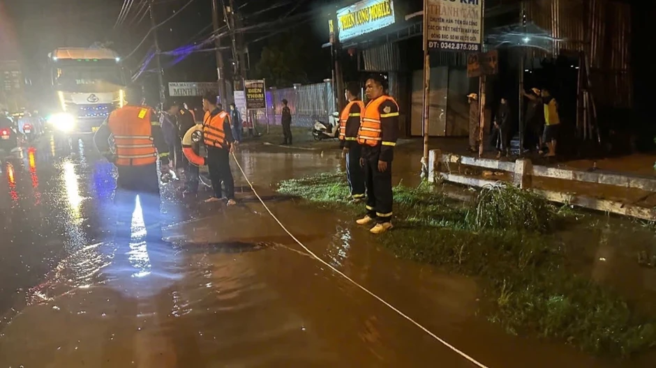 Kịp thời cứu 3 người dân bị nước cuốn trôi ở Đồng Nai Kịp thời cứu 3 người dân bị nước cuốn trôi ở Đồng Nai
