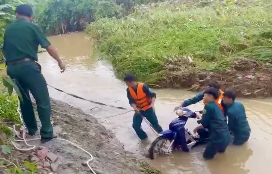 Kịp thời cứu 3 người dân bị nước cuốn trôi ở Đồng Nai Kịp thời cứu 3 người dân bị nước cuốn trôi ở Đồng Nai