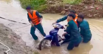 Kịp thời cứu 3 người dân bị nước cuốn trôi ở Đồng Nai