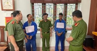 Lai Châu: Bắt 2 đối tượng mua bán 8 bánh heroin