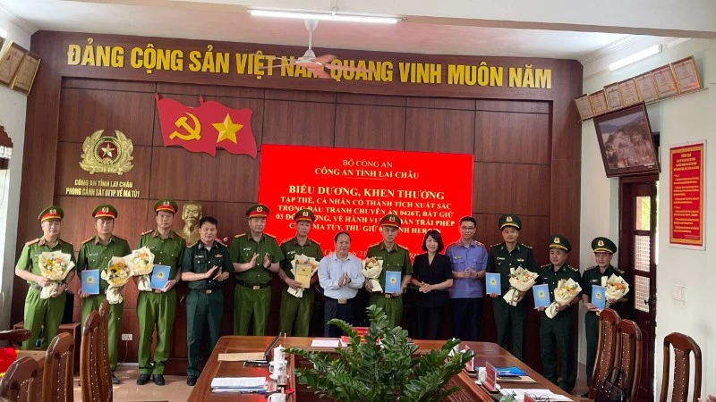 Lai Châu bắt 3 đối tượng thu 9 bánh heroin Lai Châu bắt 3 đối tượng thu 9 bánh heroin